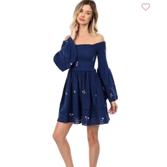 Free People Dresses & Skirts - FREE PEOPLE Counting Daisies off the shoulder smocked dress. M.